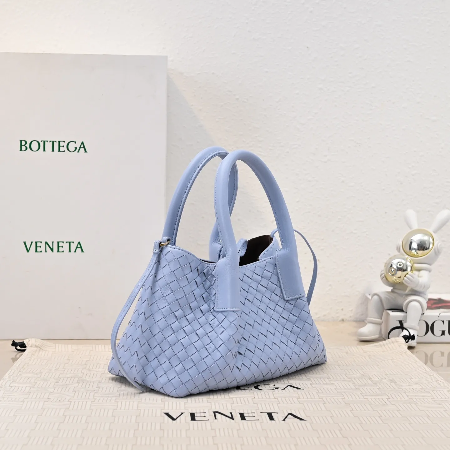 Batch 1760 BOTTEGA VENETA 2025 new product pinacoteca has super soft leather, and the weaving function, practicality and relaxed fashion sense have not fallen behind❤️‍🔥Amway has given sisters a must-have bag when going out. The size of the bag also accurately meets the commuting needs of urban beauties. It can accommodate mobile phones, keys, lipstick, powder, sunscreen, shopping bags...all of it! ! ! 🔥The capacity should not be underestimated~ It does not choose people, clothes, or occasions. With its majestic curved outline, exquisite woven texture, delicate edges and rounded handles, this woven vegetable basket bag truly achieves the goal of "dressing up and being fashionable without getting in the way"~ Are you interested in Jimei? Style number: 9004 Size: 24*15*12cm